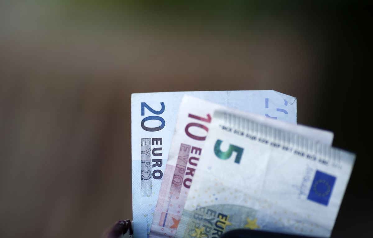 El euro ya se cambia a 1,05 dólares, su cota más baja en lo que va de año | Economía