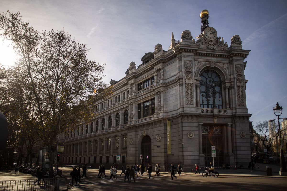 España: La deuda pública de España cae por debajo de la francesa por primera vez desde 2012 | Economía