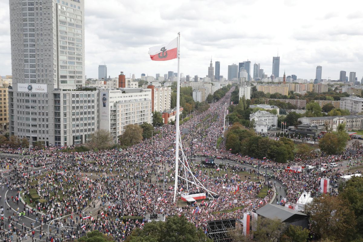 Una manifestación multitudinaria carga contra el Gobierno ultraconservador polaco dos semanas antes de las elecciones | Internacional