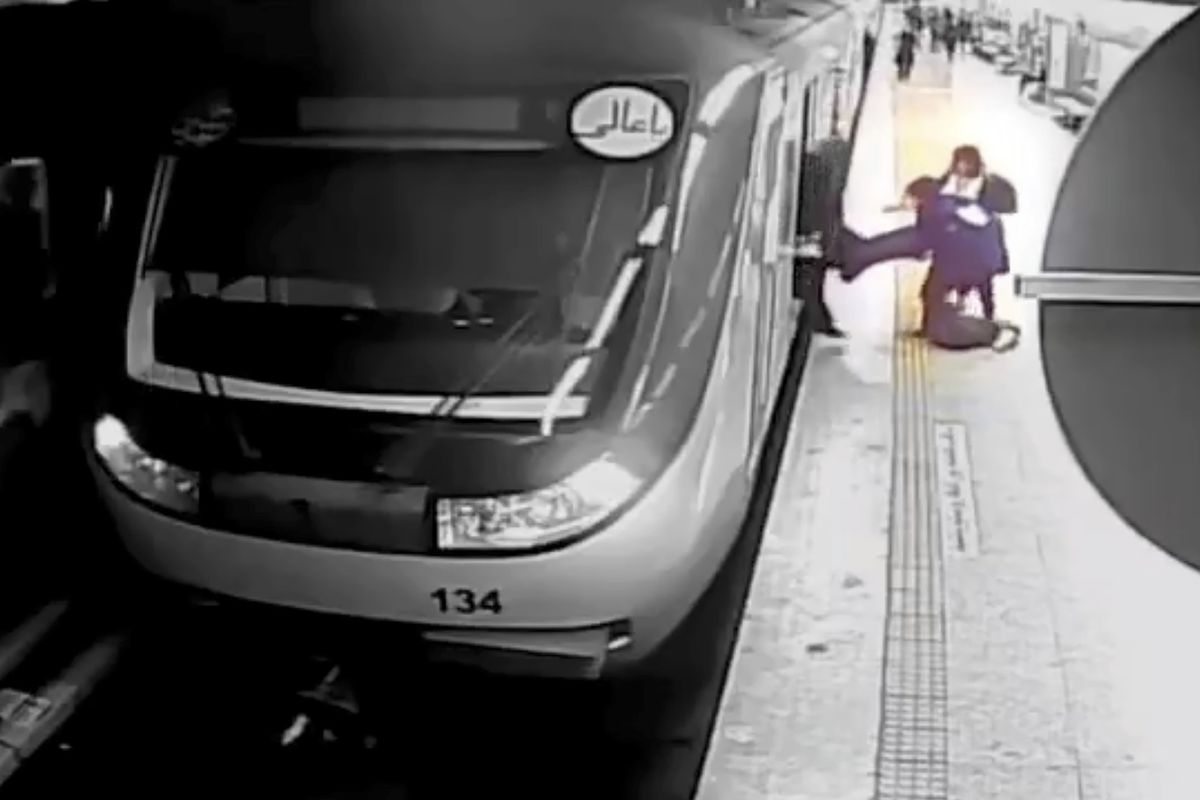 Muere la joven que fue supuestamente agredida en el metro de Teherán por no usar velo | Internacional