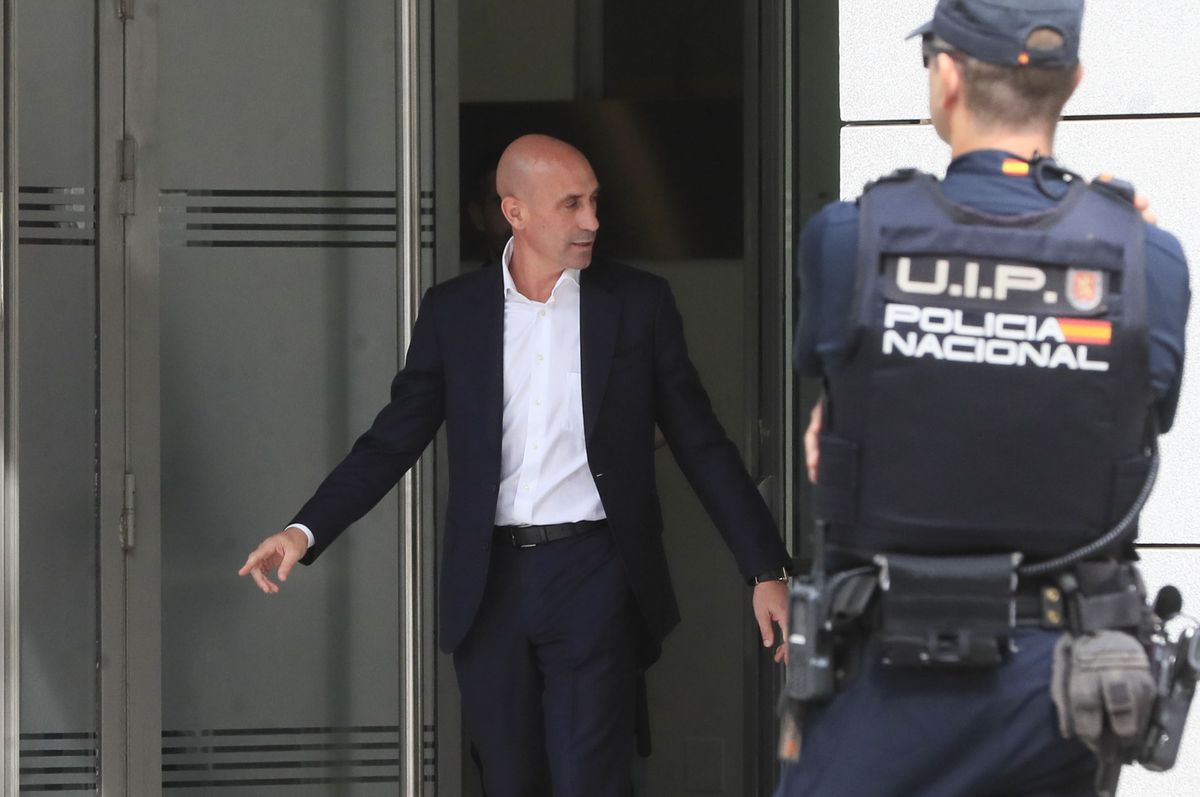 La FIFA inhabilita a Luis Rubiales por tres años por su beso no consentido a Jennifer Hermoso | Fútbol | Deportes