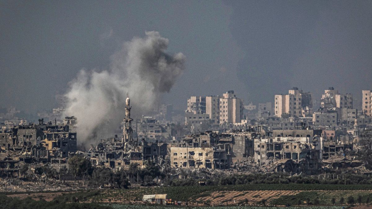 El ejército israelí sigue en el interior de Gaza tras la peor noche de bombardeos aéreos | Internacional