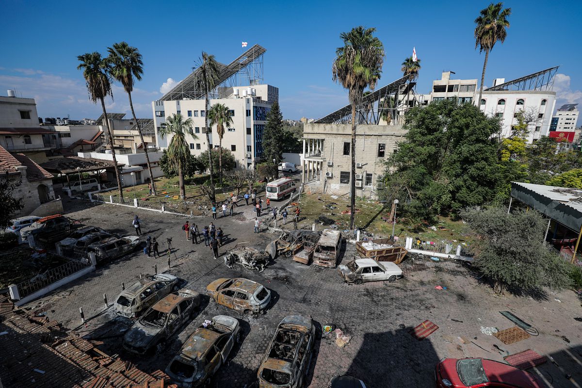 Una matanza multitudinaria sin un autor claro: lo que se sabe (y lo que no) del ataque al hospital de Gaza | Internacional
