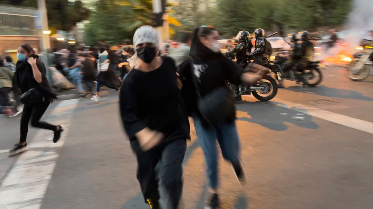 La lucha de las iraníes frente a un régimen empeñado en el velo como símbolo | Internacional