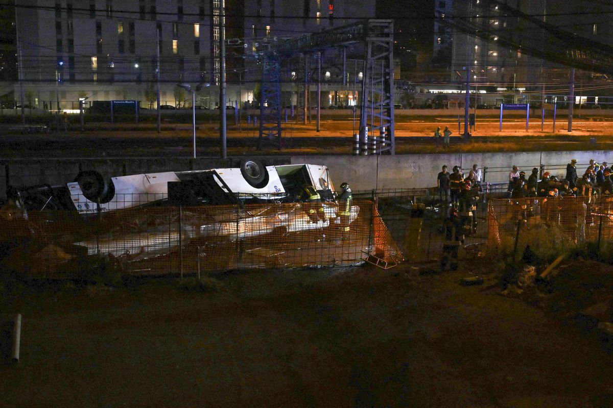 Al menos 21 muertos al precipitarse un autobús desde un paso elevado en Venecia | Internacional