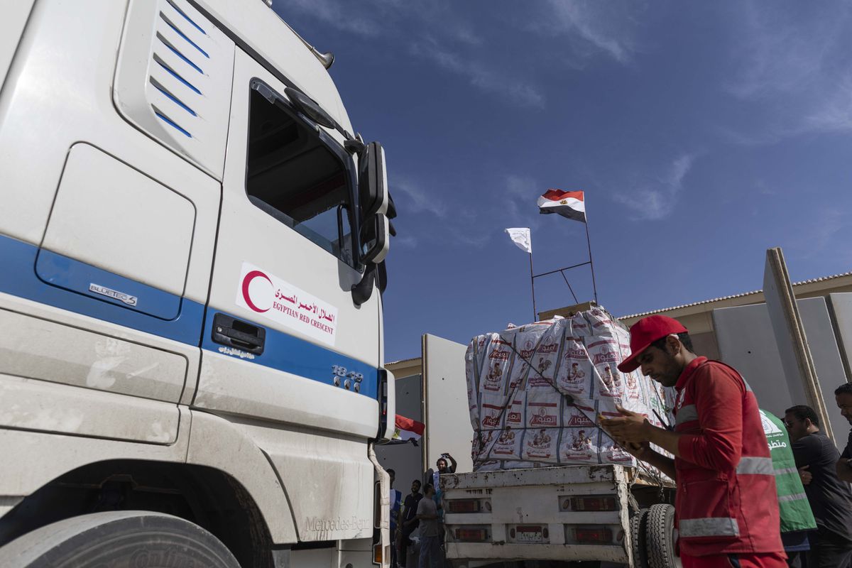 Un primer convoy de ayuda humanitaria entra en Gaza desde Egipto tras días bloqueado en la frontera | Internacional