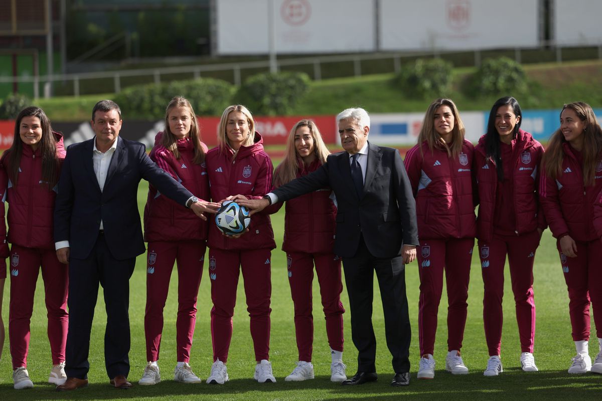 Futbolistas, RFEF y CSD firman el acuerdo para el impulso del femenino: “Este documento nos tiene que llevar a un camino de cambio” | Fútbol | Deportes