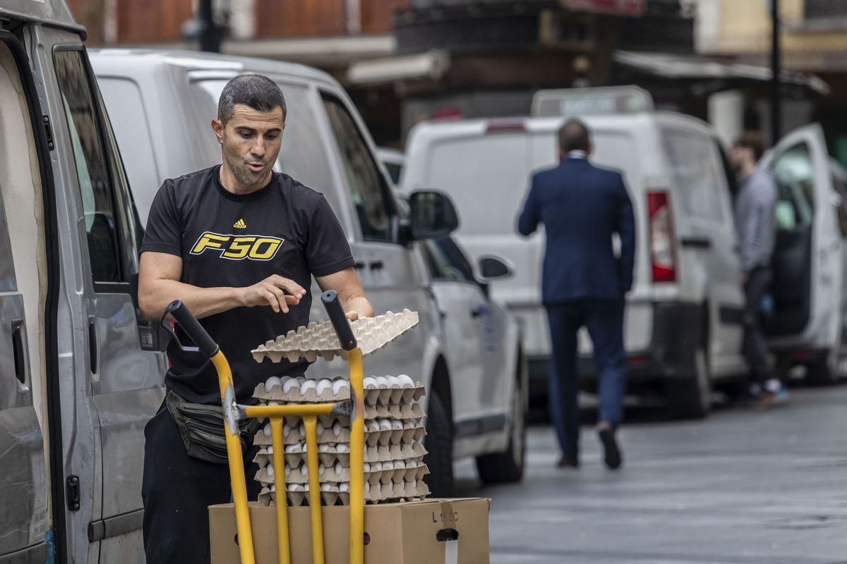 La paradoja laboral en España: inmigrantes, estudiantes y los desanimados, el cóctel que impulsa la actividad | Economía