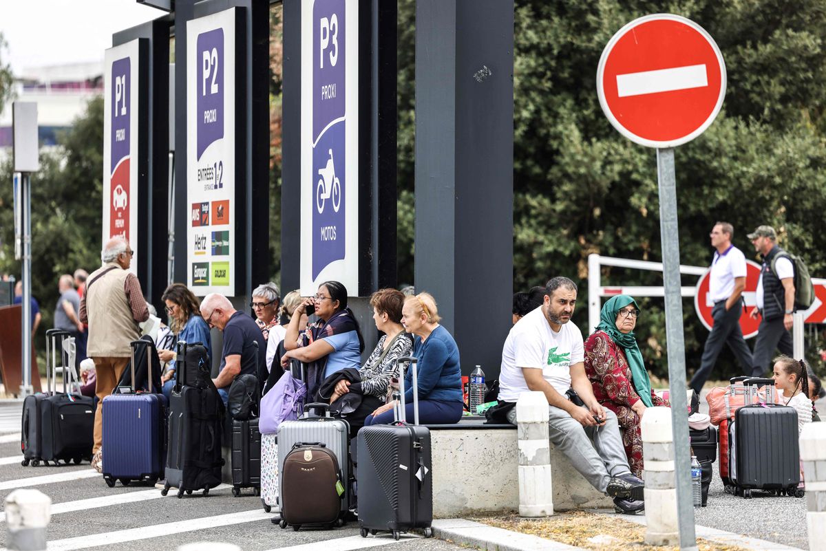 Al menos nueve aeropuertos evacuados en Francia y uno en Bélgica por amenaza de atentados | Internacional