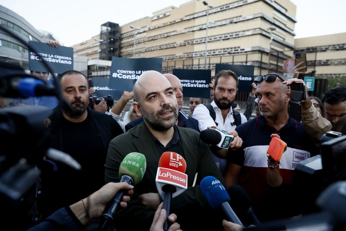 Roberto Saviano deberá pagar una multa de 1.000 euros por llamar “bastarda” a Meloni | Internacional
