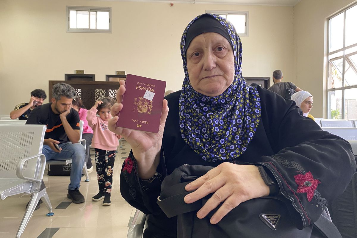 Un primer grupo de 40 españoles logra salir de Gaza: “Escuchábamos todas las noches explosiones muy cercanas” | Internacional